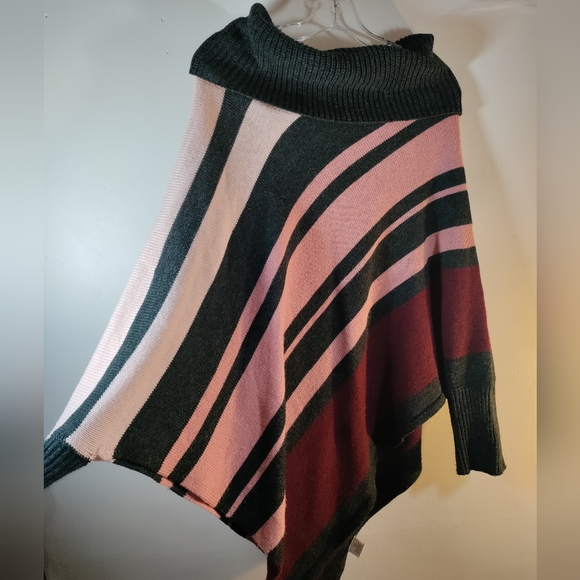 Poncho Style With Sleeve - Picture 3 of 4